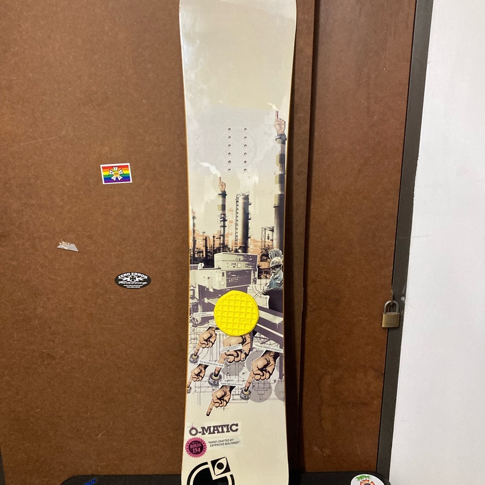 LIKE NEW- 154cm OMATIC SNOWBOARD WITH NEW DAKINE STOMP PAD